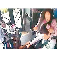 江蘇野蠻女乘客拿手機砸打女司機的頭部。
