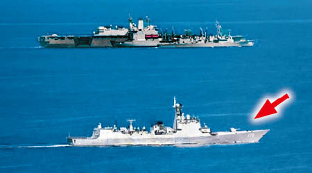 圖為日本朝日新聞記者在加賀艦上拍攝到蘭州號（箭咀示）。（互聯網圖片）