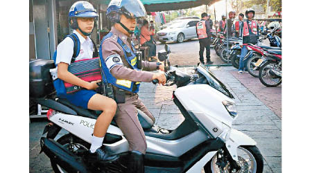 交警將學生準時送到學校。