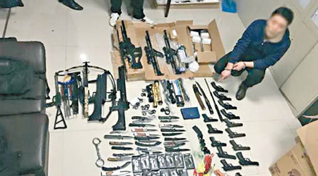 警方繳獲大批槍枝彈藥及刀具。（互聯網圖片）