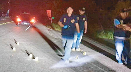 警員到場搜證，蔡新將被打至臉部流血送院。（互聯網圖片）