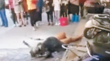 孕婦被當街燒至重傷倒地。（互聯網圖片）