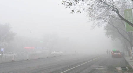 大霧降低北京市的能見度。（互聯網圖片）