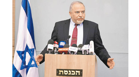 以色列國防部長利伯曼周三突然請辭。（美聯社圖片）