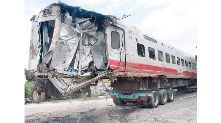 普悠瑪列車嚴重損毀。（互聯網圖片）