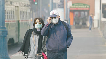 三藩市被濃煙籠罩，居民戴口罩外出。（美聯社圖片）