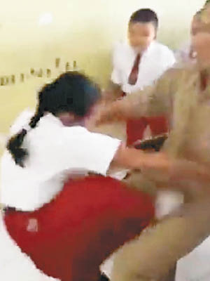 女童為避打針，伸腳踢向老師要害。（互聯網圖片）