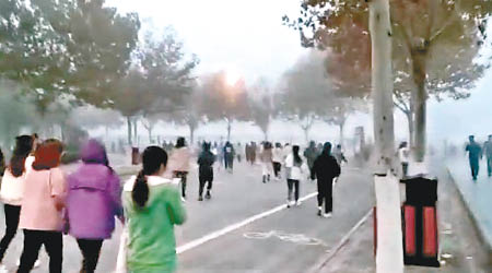 新生於霧霾天氣下在操場跑步。（互聯網圖片）