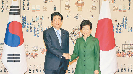 安倍晉三（左）與朴槿惠（右）達成《慰安婦問題協議》。（美聯社圖片）