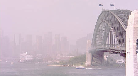 沙塵掩沒悉尼港大橋。（美聯社圖片）
