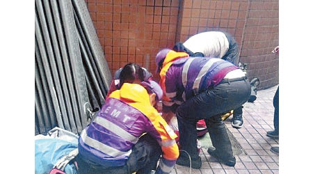 救援人員為墮樓男生急救。（互聯網圖片）
