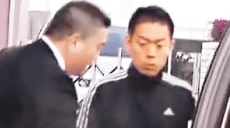 山田基裕（右）被警方拘捕。（互聯網圖片）