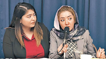 維族女子（右）講述被關押在新疆再教育營的情況。（美聯社圖片）