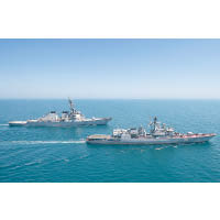 美國驅逐艦（左）及烏克蘭護衞艦（右）在黑海航行。