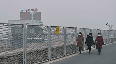 北京市民需戴口罩外出。（中新社圖片）