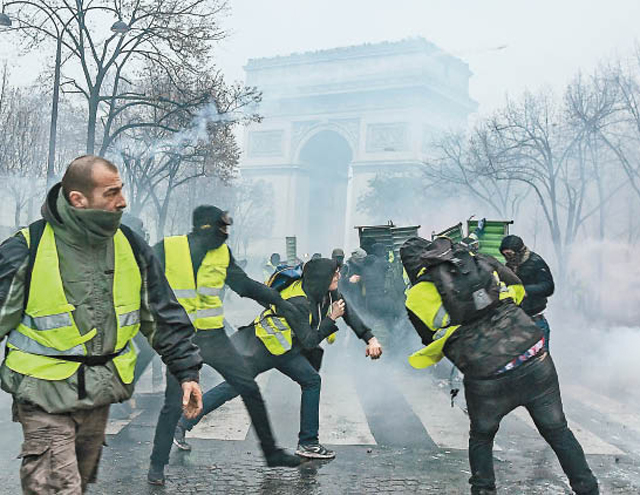 黃背心大示威打砸燒巴黎