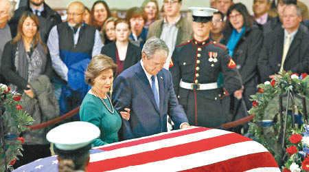 小布殊（右）在靈柩前悼念亡父。