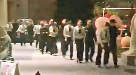警方展開掃黃行動，從酒店帶走大批女子。（互聯網圖片）