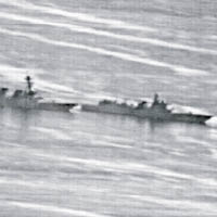 美國軍艦（左）早前在南海遭中國軍艦（右）逼近攔截。