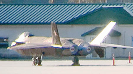 殲20戰機模型出現在美國的軍民兩用機場。（互聯網圖片）