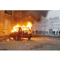 失控的示威者焚燒一輛汽車。