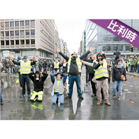 示威者紛紛穿上黃背心，聲援法國抗議浪潮。