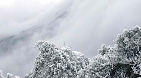 廬山滿山雪，映照罕見的瀑布雲。（中新社圖片）