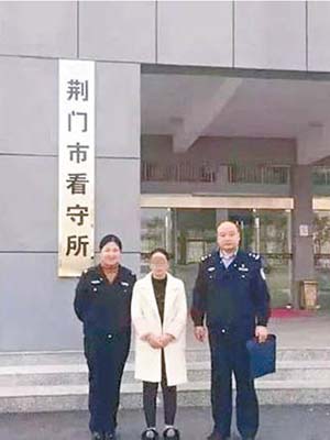 王女（中）因出千及聚賭被捕。（互聯網圖片）