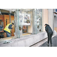 銀行玻璃被打破。（美聯社圖片）