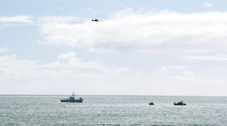 海岸防衞隊直升機及船隻赴現場救人。（美聯社圖片）
