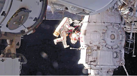 科諾年科（圖）和普羅科皮耶夫在國際太空站外太空漫步。（美聯社圖片）