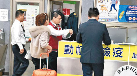旅客被海關查出帶火腿腸，當場被罰款。（互聯網圖片）