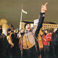 示威者要求歐爾班下台。