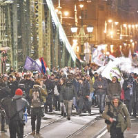 在布達佩斯參與示威的人數眾多。（美聯社圖片）