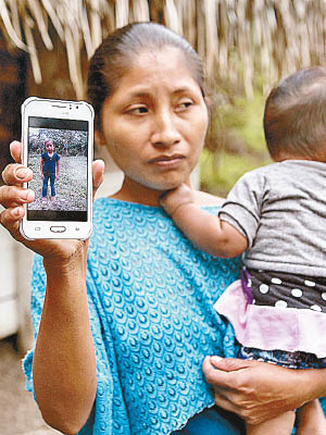卡爾母親用手機展示女兒照片。（美聯社圖片）