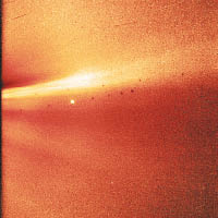 探測器拍得太陽能冕流。（美聯社圖片）