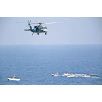 美軍直升機空中監視伊朗艦艇。（美聯社圖片）