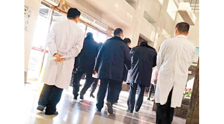 天津調查組巡查權健腫瘤醫院藥房。（互聯網圖片）