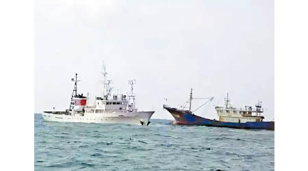 日本漁政船白萩丸（左）靠近中國漁船（右）。（互聯網圖片）