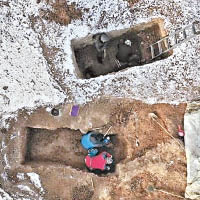 考古人員發現漢朝陪葬坑。