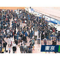 東京羽田機場擠滿滯留旅客。