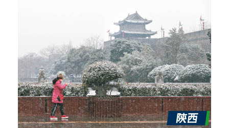 一名西安民眾在雪中散步。（中新社圖片）