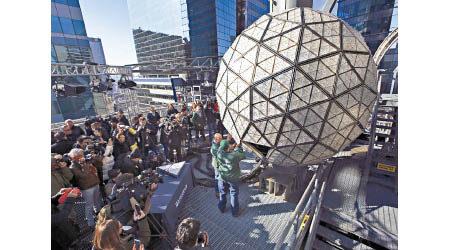 時代廣場掛起水晶球。（美聯社圖片）