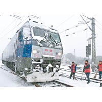 列車因路軌鋪滿冰雪而無法行駛。（互聯網圖片）