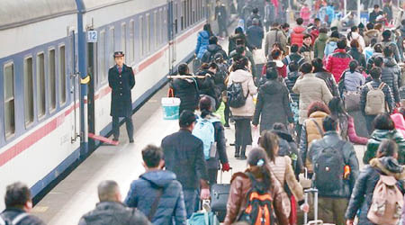 市民趕在新年前搭火車回鄉。（互聯網圖片）