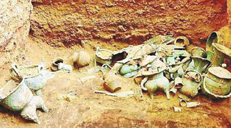 考古學者從墓葬內掘出大量商代晚期的器物。（互聯網圖片）