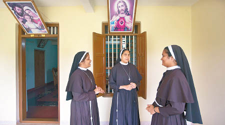 多名修女支持被強姦的受害人。（美聯社圖片）