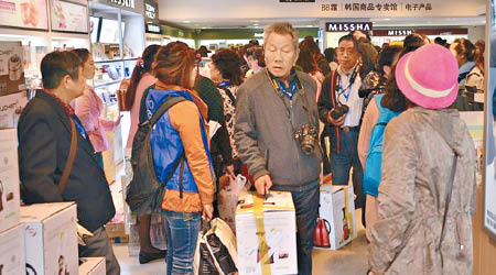 南韓免稅店人頭湧湧，不少都是中國遊客。（互聯網圖片）