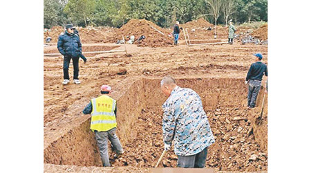 考古人員在墓穴現場小心挖掘。（互聯網圖片）