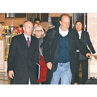 格里什（左）率領的美方代表團抵達北京。（美聯社圖片）